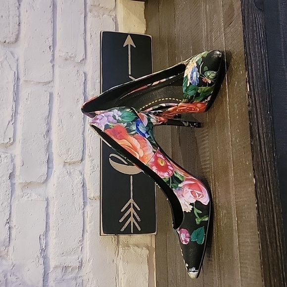 Womens floral printed pumps by Chinese Laundry - Picture 1 of 5